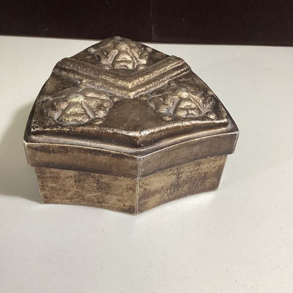 Crested Medieval Silvertone Cardboard Renaissance Cosplay Snuff Trinket Box - Picture 3 of 7